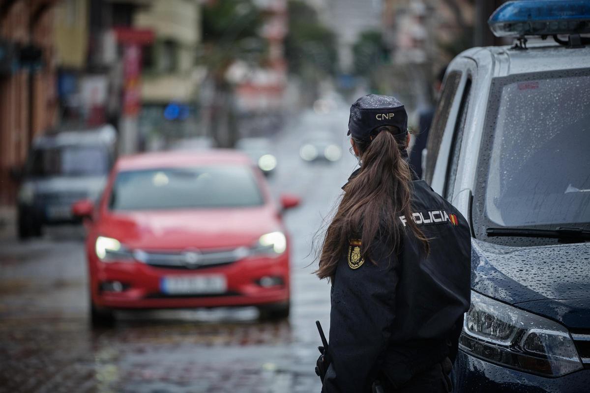 Una agente de Policía Nacional en Santa Cruz de Tenerife, donde se detuvo a los acusados del homicidio