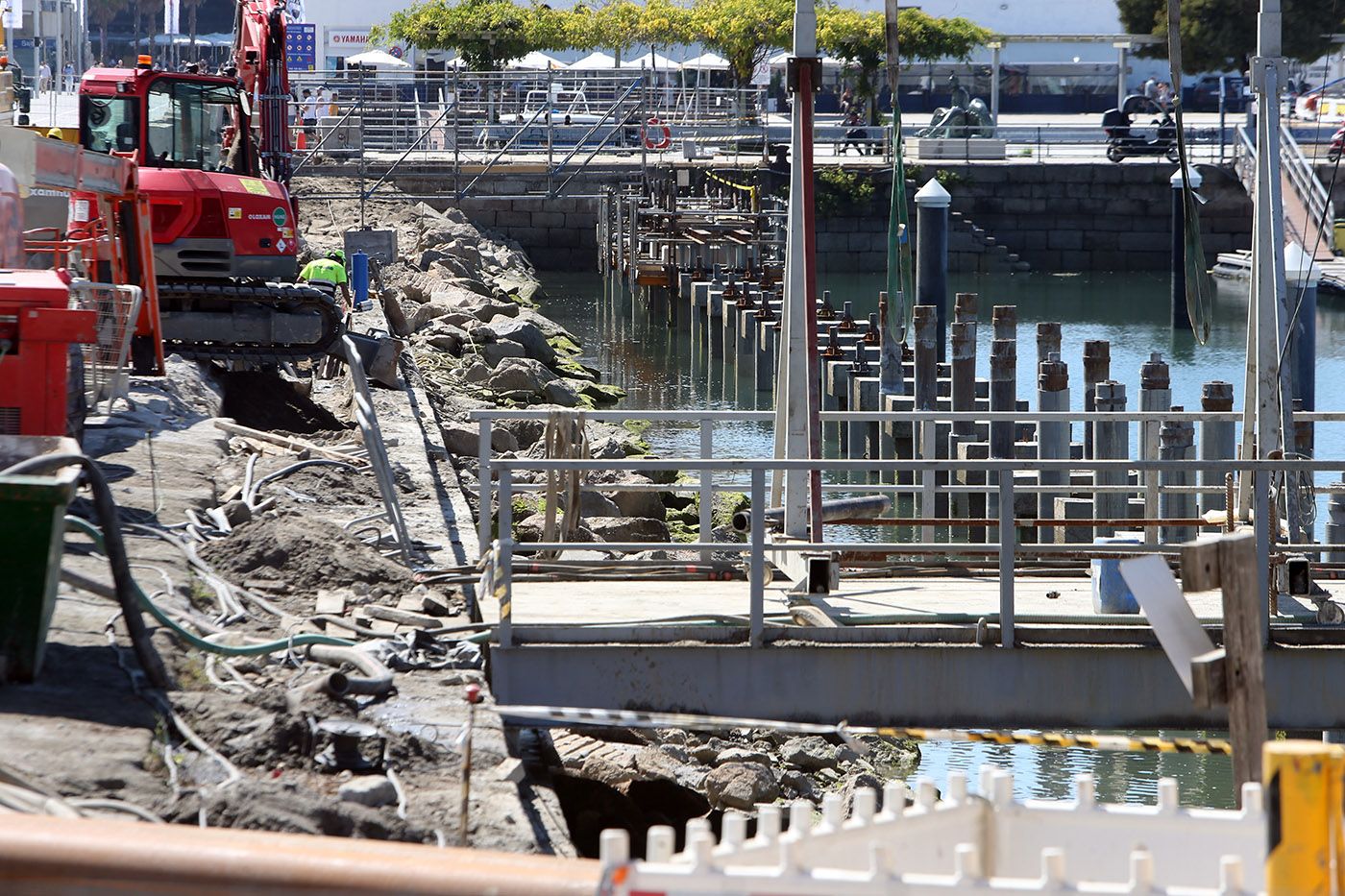 El paseo de As Avenidas sigue todavía en obras sin que se haya recuperado su uso tras el derrumbe en pleno concierto de O Marisquiño