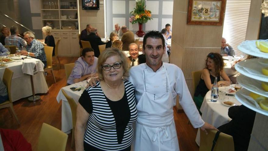 Cruz García y su hijo Pedro Mayordomo, en el salón del restaurante.