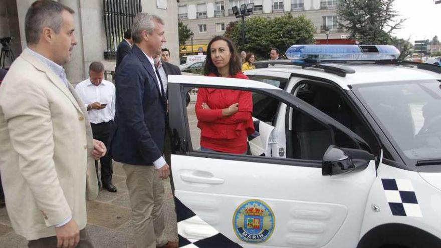 Rueda con la alcaldesa, María Ramallo, ante el coche de Policía entregado por la Xunta. // Santos Álvarez