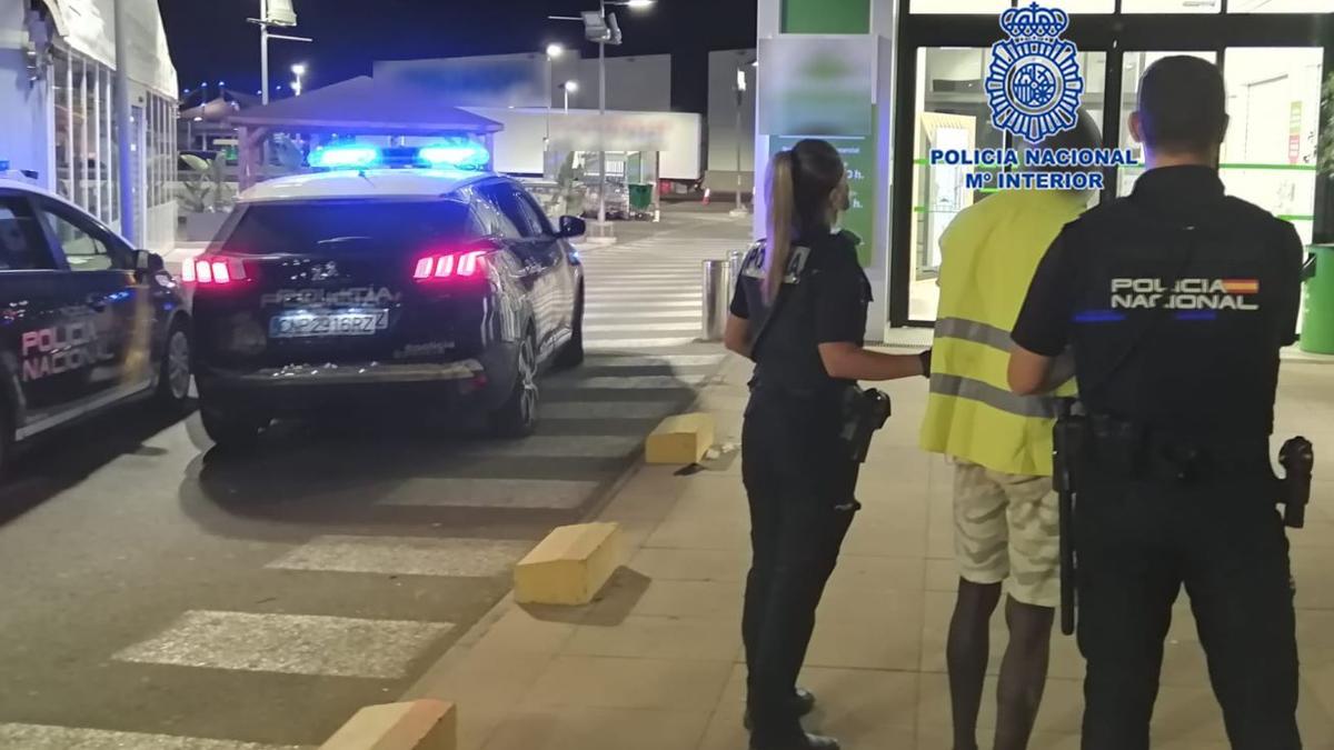 La Policía, con el detenido.