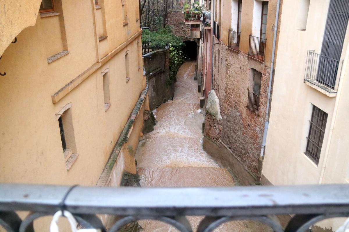 El barranco de la Vila de Falset lleno por la lluvia