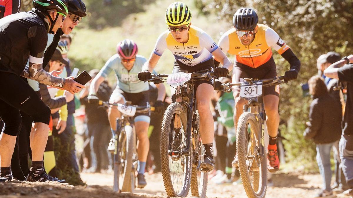 Un grupo de ciclistas, durante una etapa de la Andalucía Bike Race del 2023.