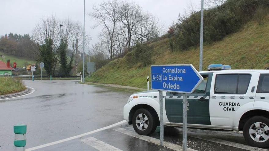 Una patrulla de la Guardia Civil, en Grado, en el operativo para detener al fugado semanas atrás.