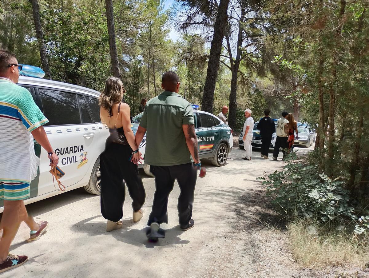 Los asistentes abandonan la fiesta tras la llegada de las autoridades