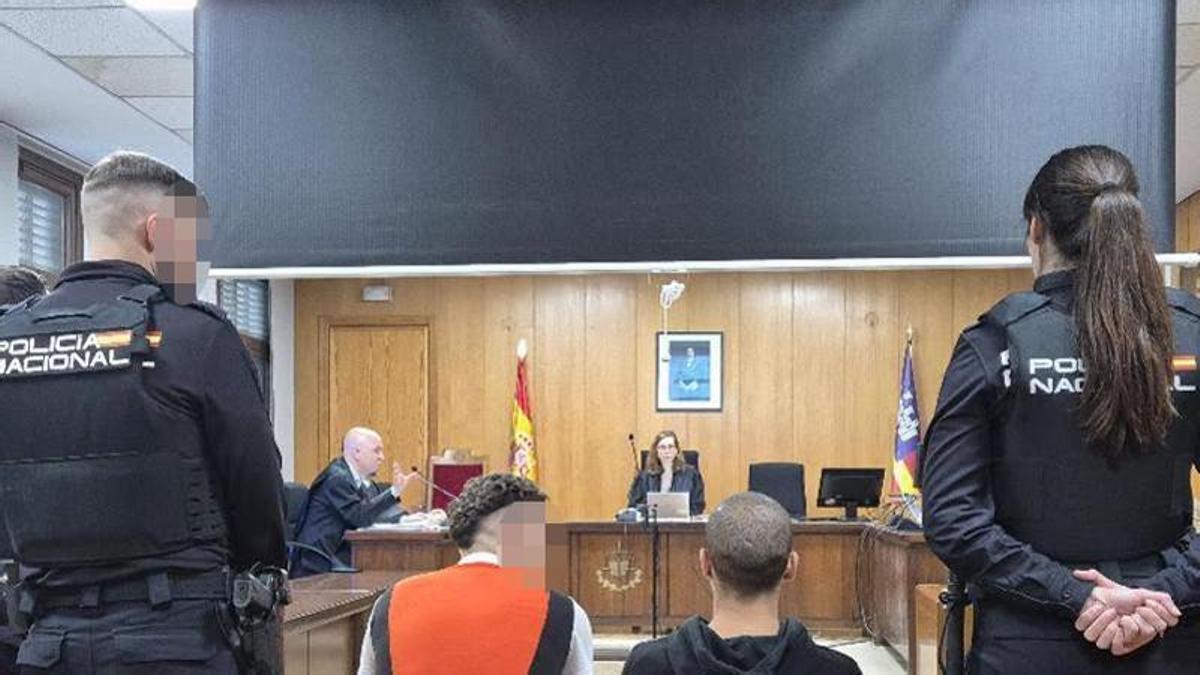 El acusado y el joven absuelto durante el juicio celebrado en Vía Alemania.