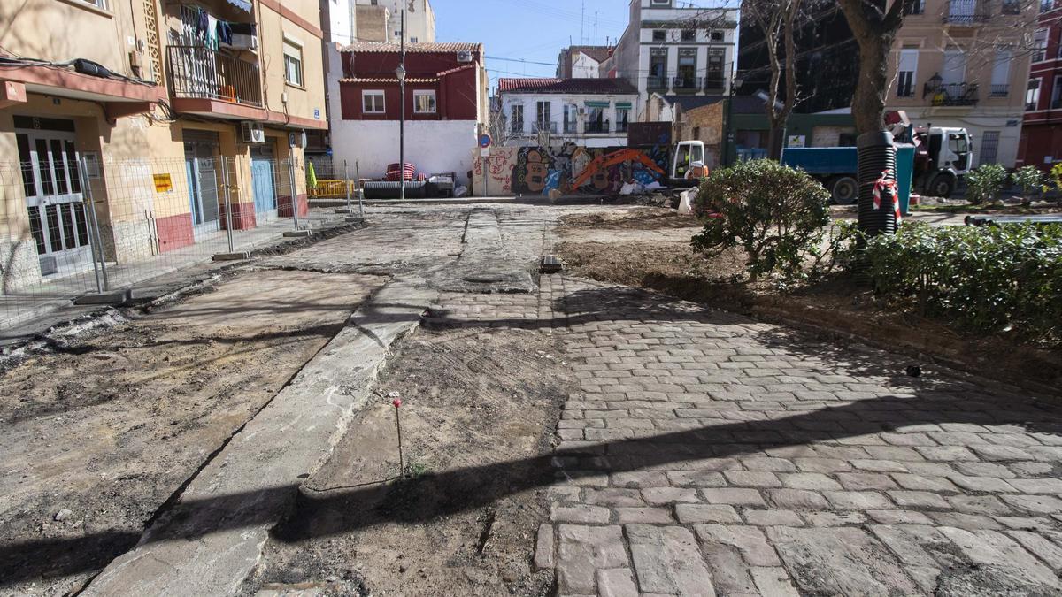 Las obras de la Plaza Calabuig sacan a la luz el antiguo adoquinado del Marítim