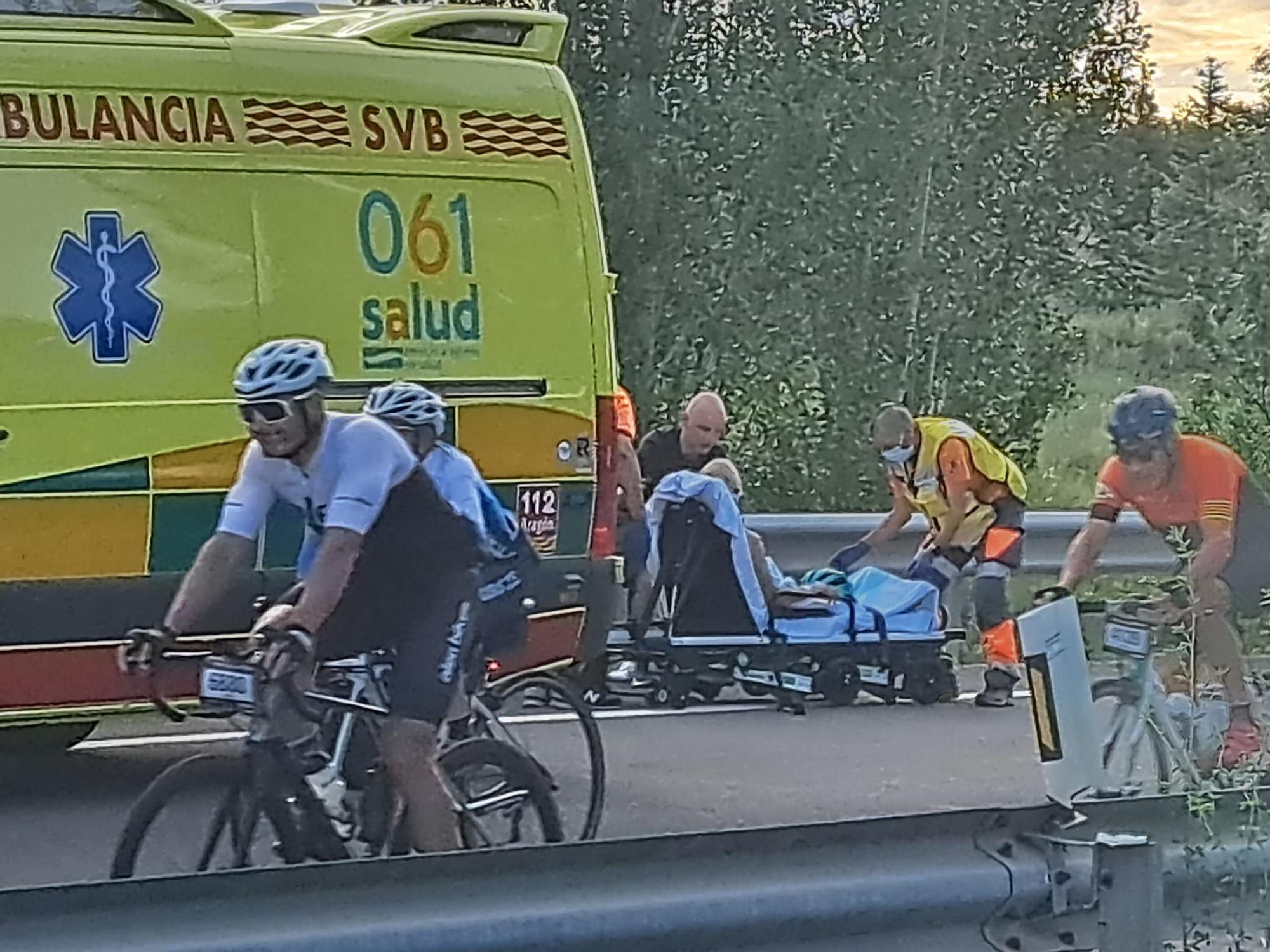 En imágenes | Salida de la Quebrantahuesos y una caída con necesidad de ambulancia en la prueba cicloturista