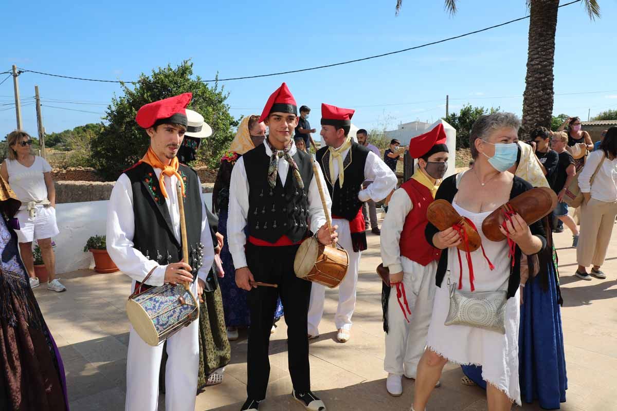 Misa, procesión y 'ball pagès' en el Pilar de la Mola