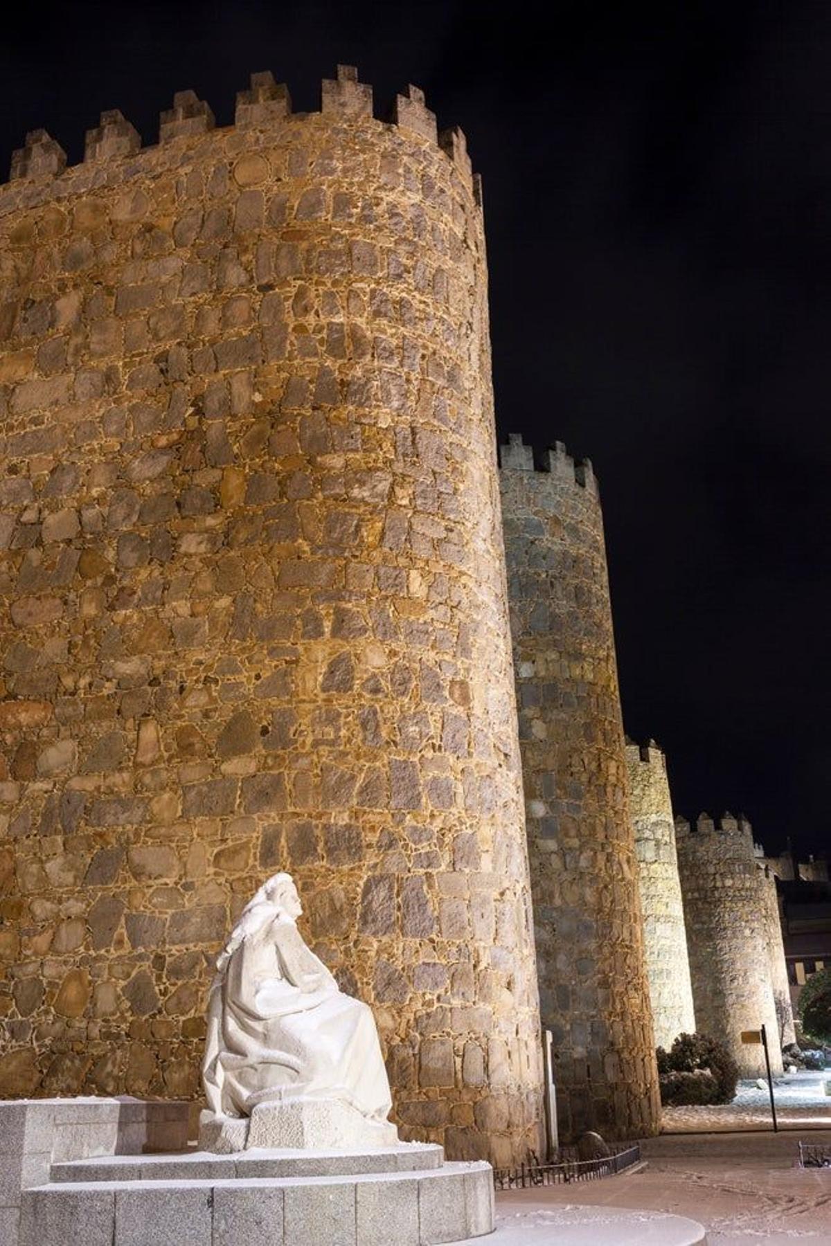 Estatua a los pies de las murallas de Ávila