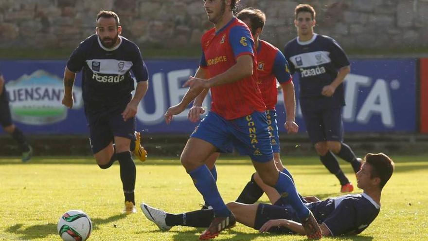 Prendes conduce el balón durante un partido del Condal.