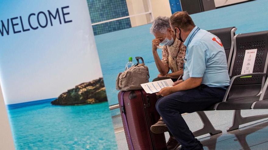 Ein Tui-Mitarbeiter und eine Urlauberin am Flughafen von Palma de Mallorca im August, als die Bundesregierung gerade ihre Reisewarnung ausgesprochen hatte.