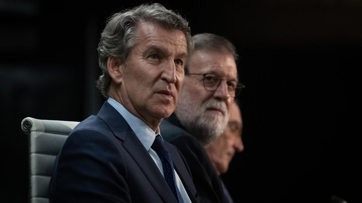 El presidente del Partido Popular, Alberto Núñez Feijóo y el expresidente del Gobierno Mariano Rajoy, durante la presentación del libro 'El arte de gobernar', en el auditorio Rafael del Pino, a 26 de noviembre de 2025, en Madrid (España).
