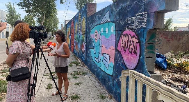 La teniente de alcaldesa, Marta Morell, durante su visita al solar de la calle Raimon Casellas.