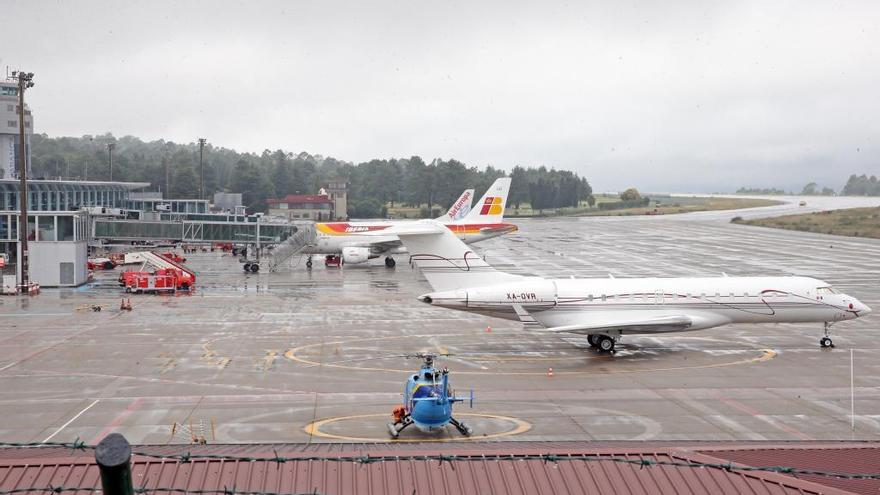 Varios aviones en la pista de Peinador //Marta G. Brea