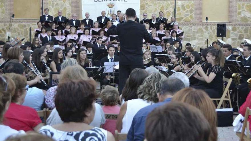 Coral y Banda durante la actuación realizada ayer en el patio de los ábsides de San Juan.