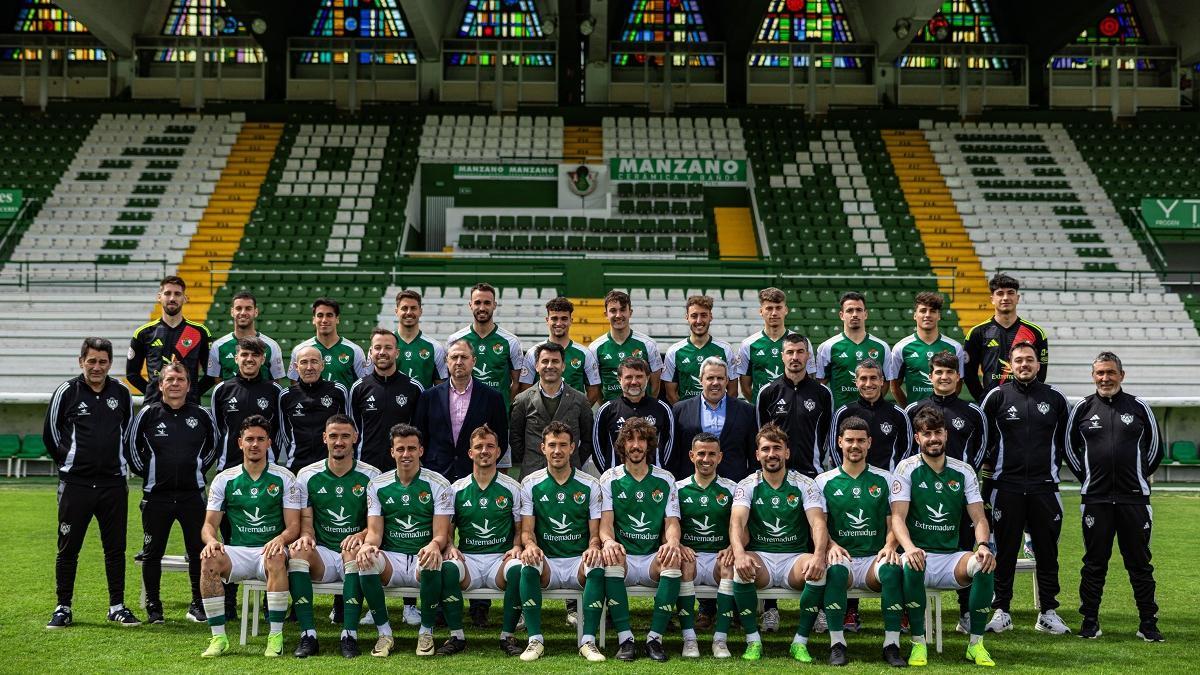 Foto oficial del Cacereño para esta temporada, que se tomó durante el mes de marzo.