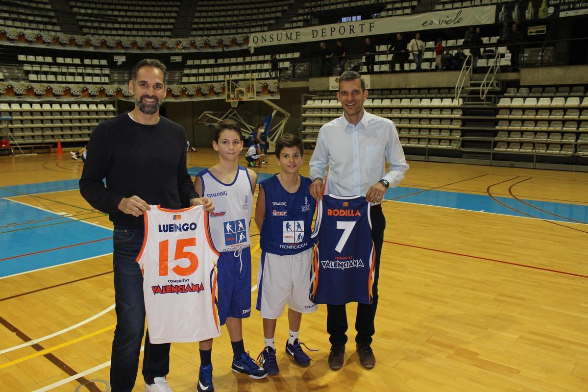 Víctor Luengo y Nacho Rodilla, con sus hijos formados en la cantera taronja cuando fueron convocados con la selección valenciana en 2016