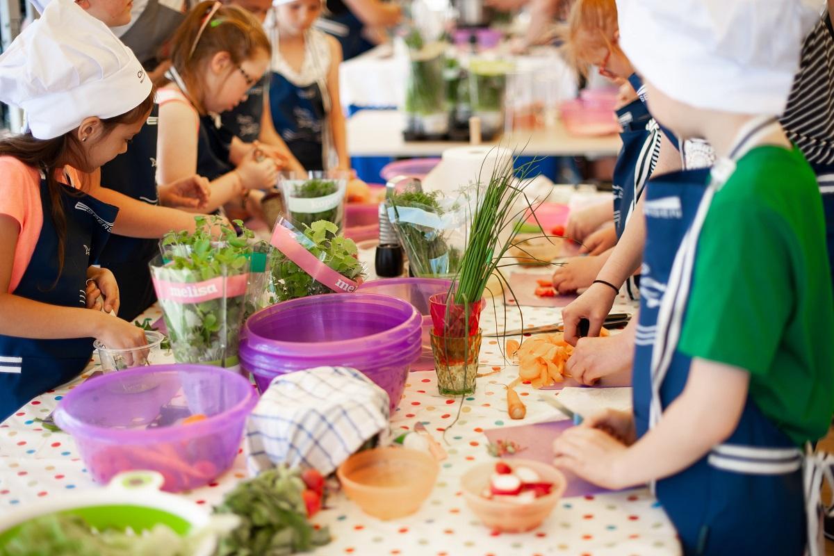 Cocinar con niños les transmite buenos hábitos alimentarios