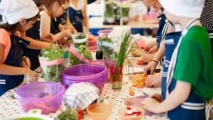 Cocinar con niños les transmite buenos hábitos alimentarios