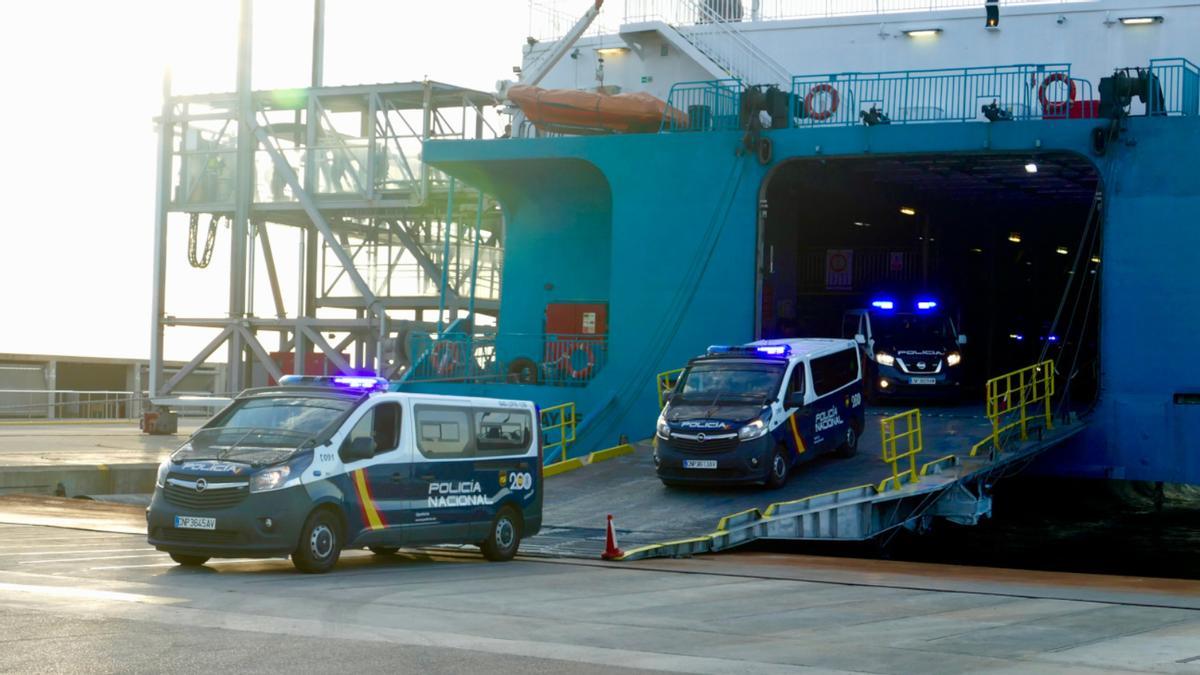 Llegada de furgones policiales a las islas.