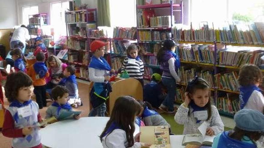 Escolares de Pontesampaio en una reciente visita a la biblioteca.