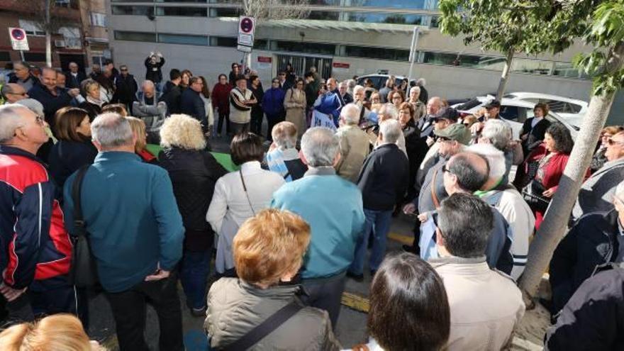 Un instante de la protesta vecinal frente al centro de salud de El Toscar para exigir medidas contra las demoras en la asistencia.