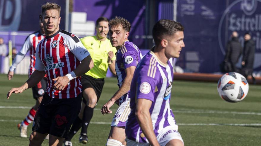 Un jugador del Real Valladolid “B” controla el cuero ante la mirada de Pana. | |  ÁREA 11