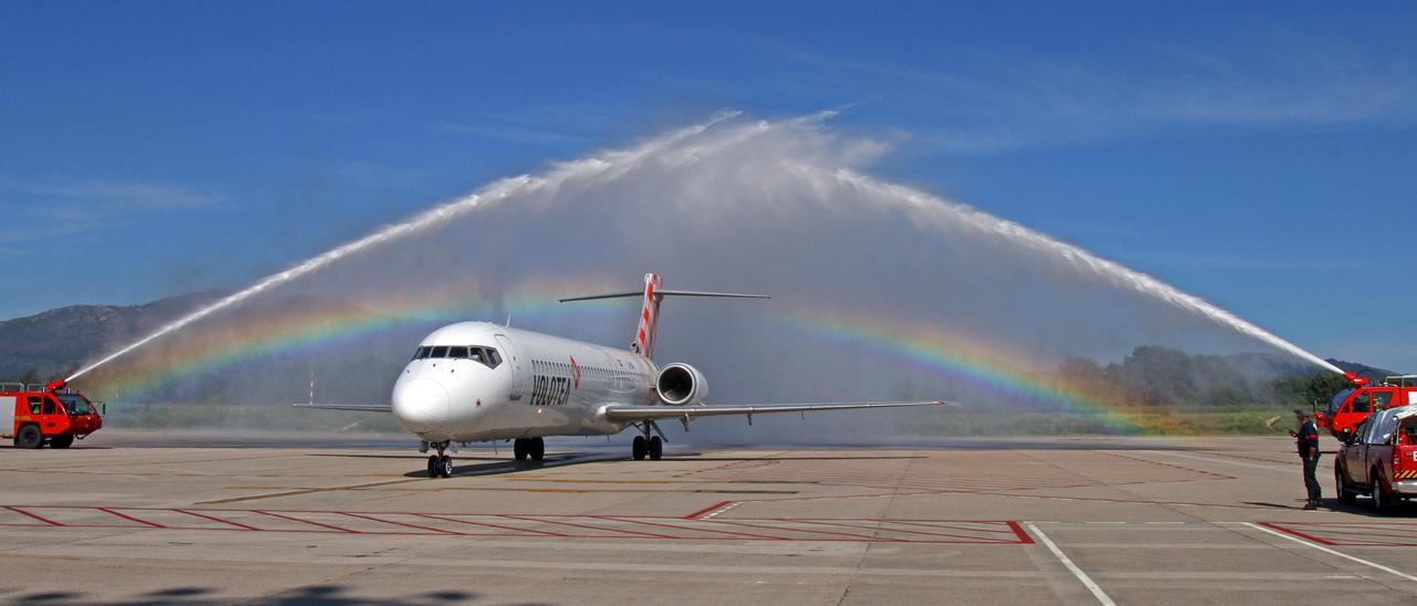 Arco de agua durante uno de los primeros vuelos de la aerolínea en Vigo