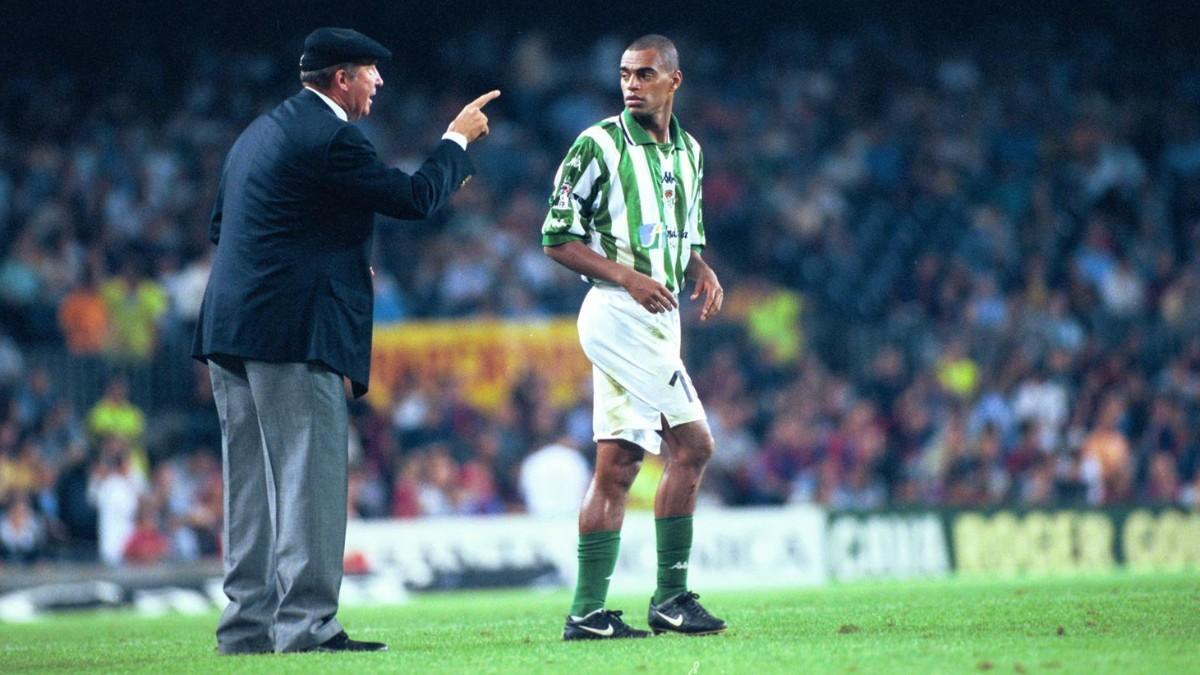 Griguol da órdenes a Denilson en un partido en el Camp Nou