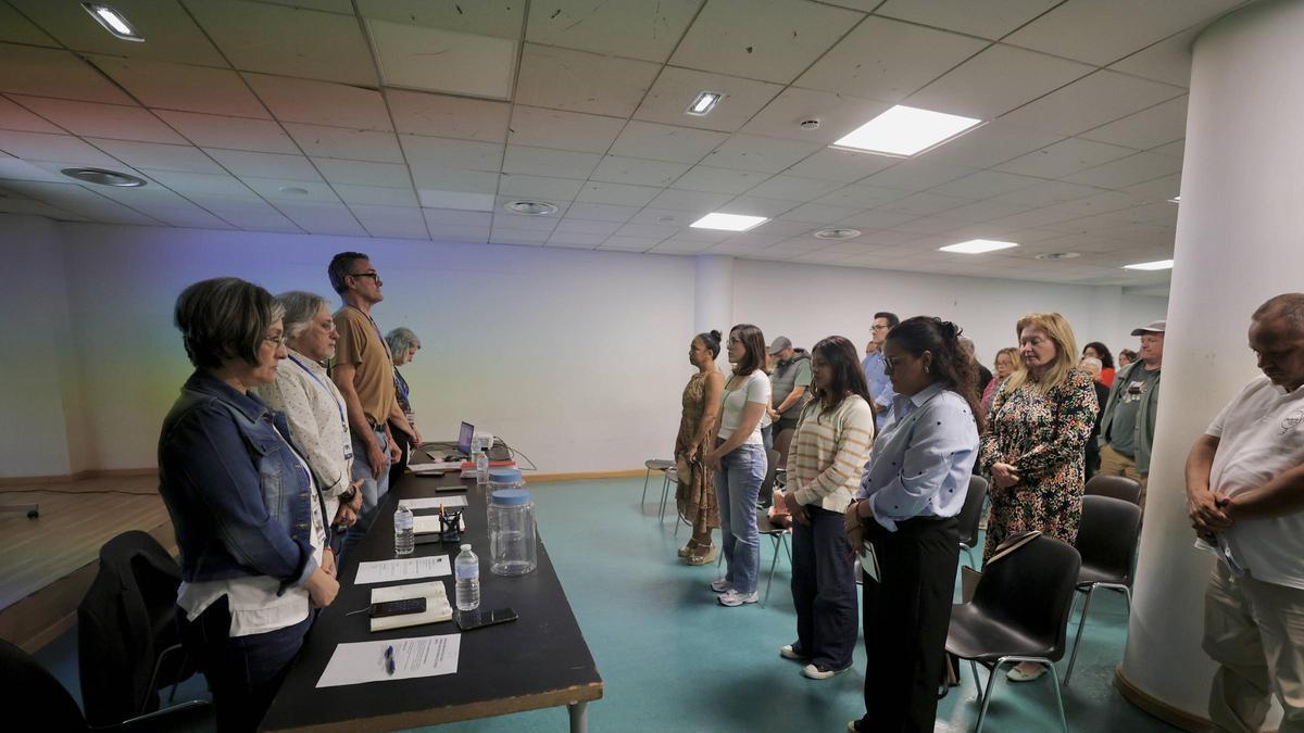 La comunidad venezolana ovetense, en la reunión, durante el minuto de silencio realizado en memoria de los fallecidos en los terremotos.