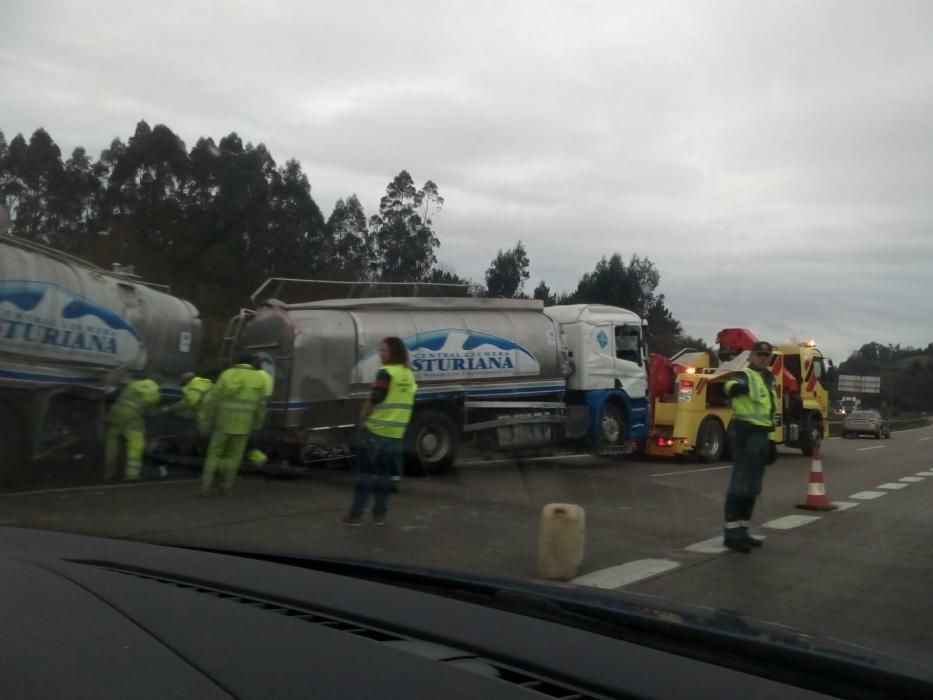 Un accidente en la "Y" provoca varios kilómetros de atasco  en dirección Oviedo