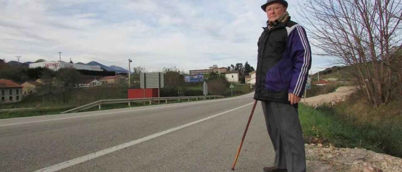 Ángel Aja paseando junto a la carretera nacional 634 a su paso por El Peral, ayer, vacía de coches.