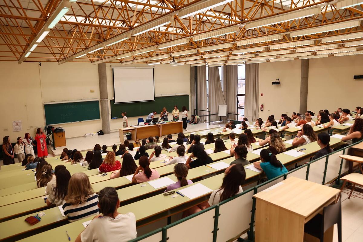 Oposición de Educación Infantil en el Campus del Cristo. Es la más numerosa. La primera prueba es a las 8.30h, la segunda a las 12.30h, así que a las 12 habrá gente para la foto