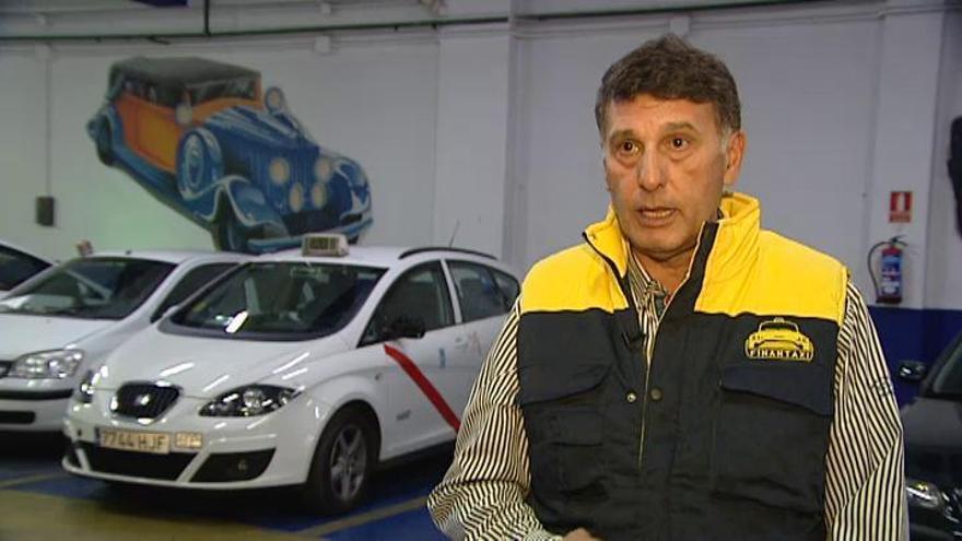 Un taxista, a punto de ser degollado por dos clientes, empotra su coche para salvarse