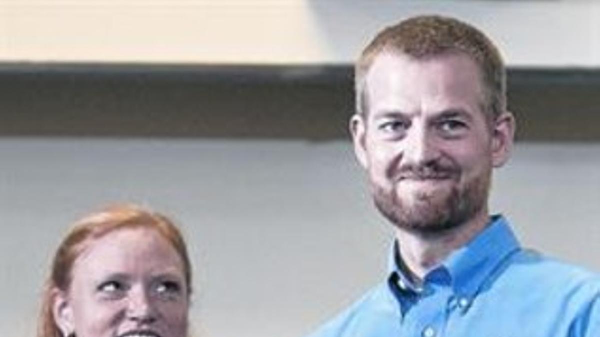 Kent Brantly y su esposa, Amber, tras comparecer ayer ante la prensa en Atlanta; a la derecha, Nancy Writebol posa con niños en Liberia.