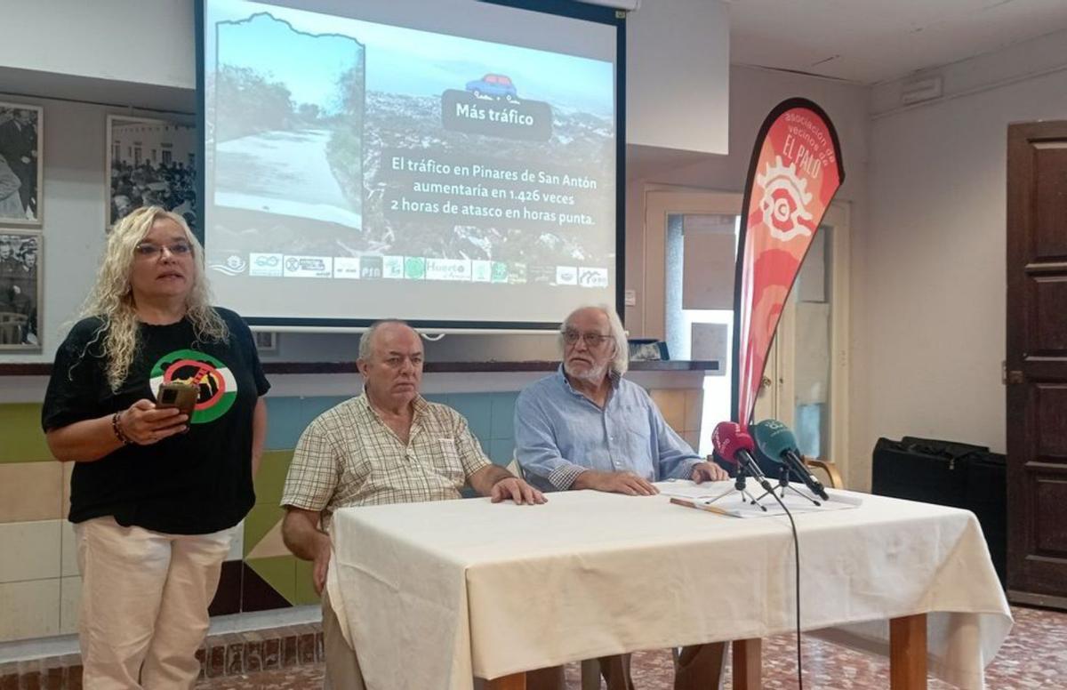 Rueda de prensa de vecinos de El Palo y Pinares en octubre de 2024. | A.V.