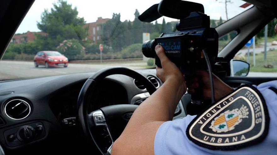 Un agent de la Guàrdia Urbana amb el radar.