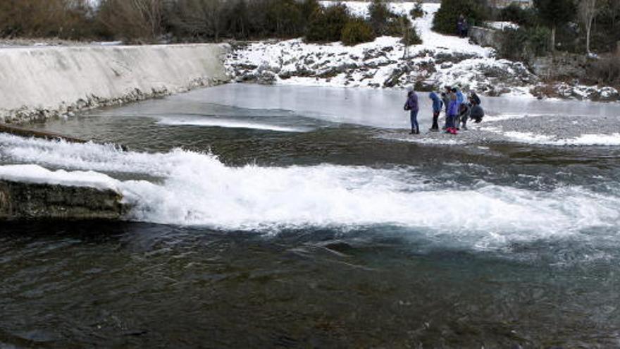 Unos jóvenes juegan en un lago helado en Navarra.