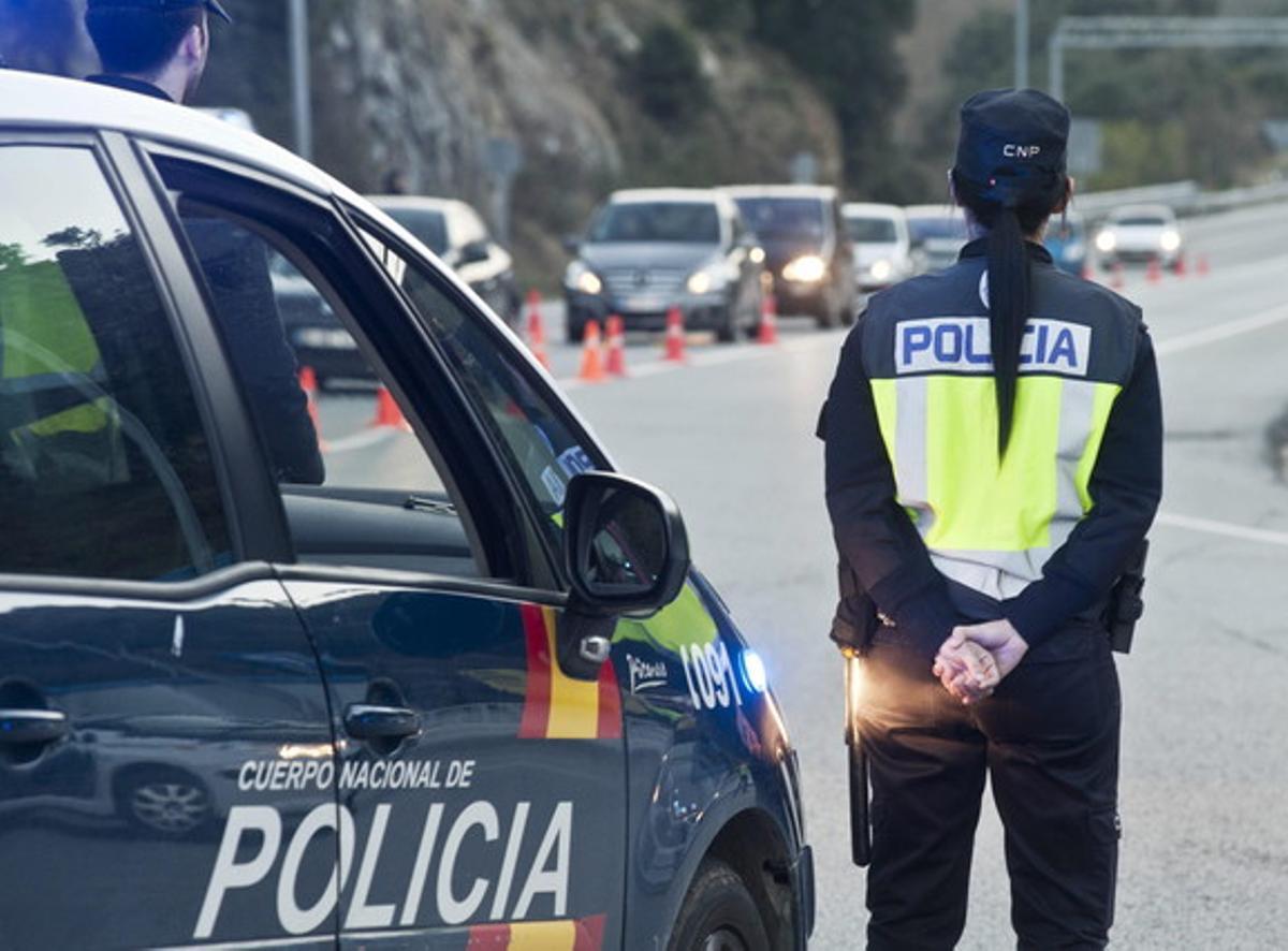 GRA361. LA JONQUERA (GIRONA), 07/02/2014. Los Mossos d’Esquadra, junto a la Policía Nacional, Guardia Civil, y Policías Locales, realizan un operativo de control en la frontera en La Jonquera, Girona. EFE/Robin Townsend