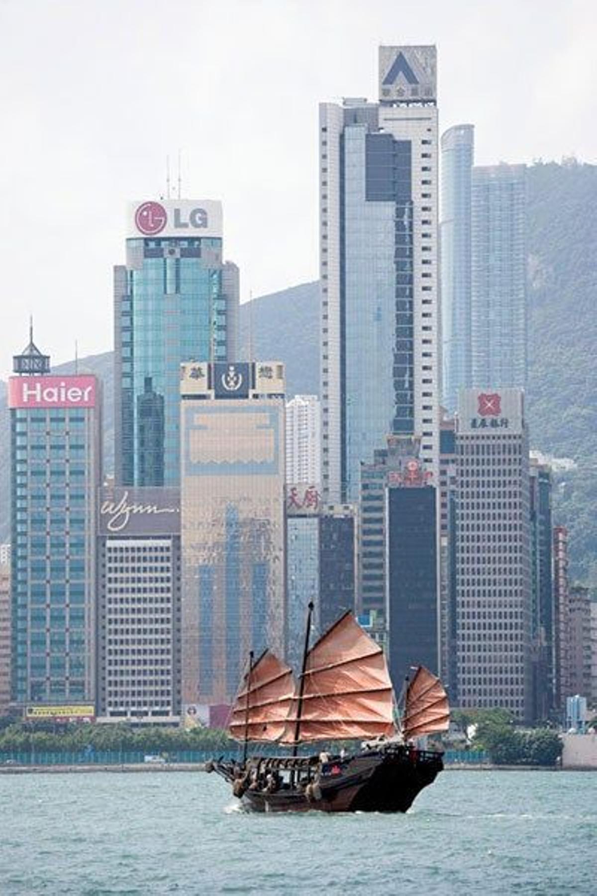 Barco típico de vela en la bahía de Hong Kong.