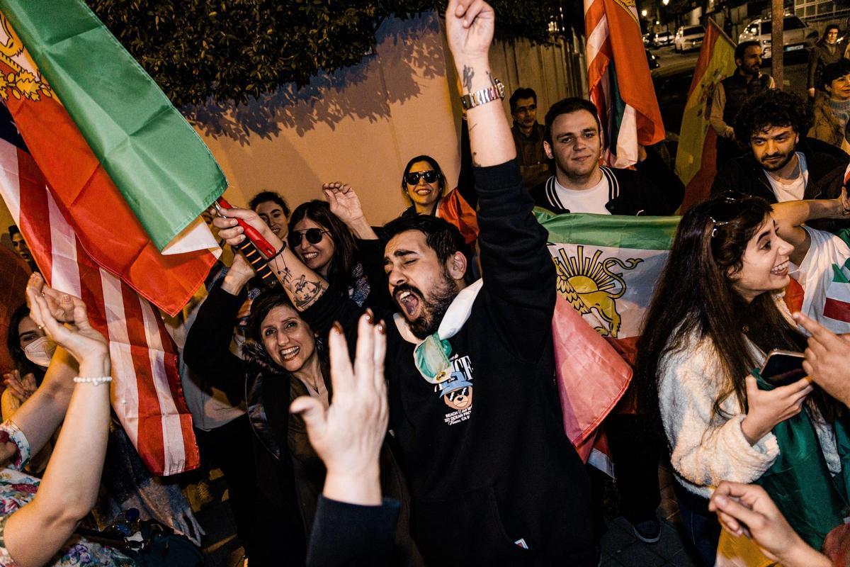 Manifestantes iraníes en el exilio en España salen a la calle en Madrid a celebrar la caída del dictador