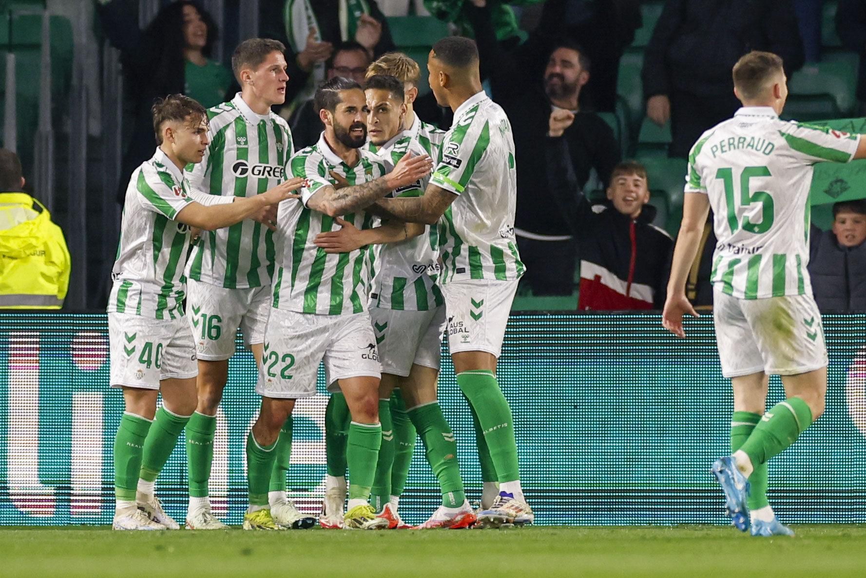 Isco Alarcón celebra el primer gol del Betis durante el partido de LaLiga entre el Betis y el Athletic Club, este domingo en el Benito Villamarín. 