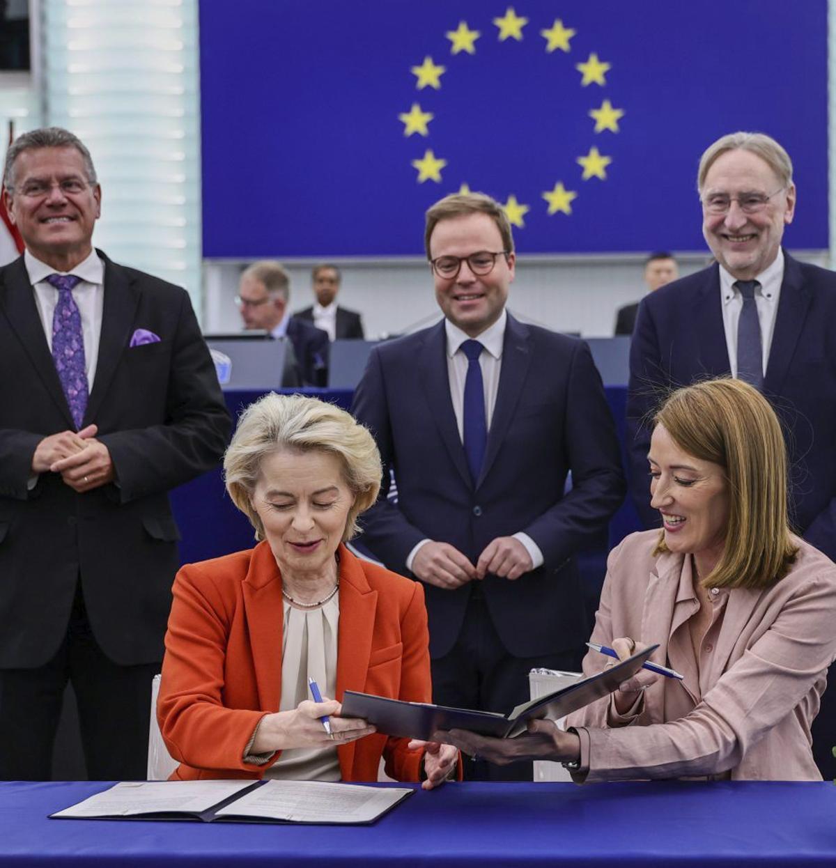 La presidenta de la Comissió Europea, Ursula von der Leyen, i la del Parlament Europeu, Roberta Metsola, en la firma d’un acord, ahir. | RONALD WITTEK / EFE