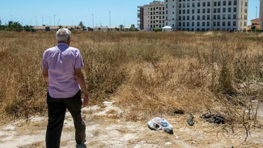 Un solar municipal lleno de matorrales y basura donde se llegó a proyectar un polideportivo.