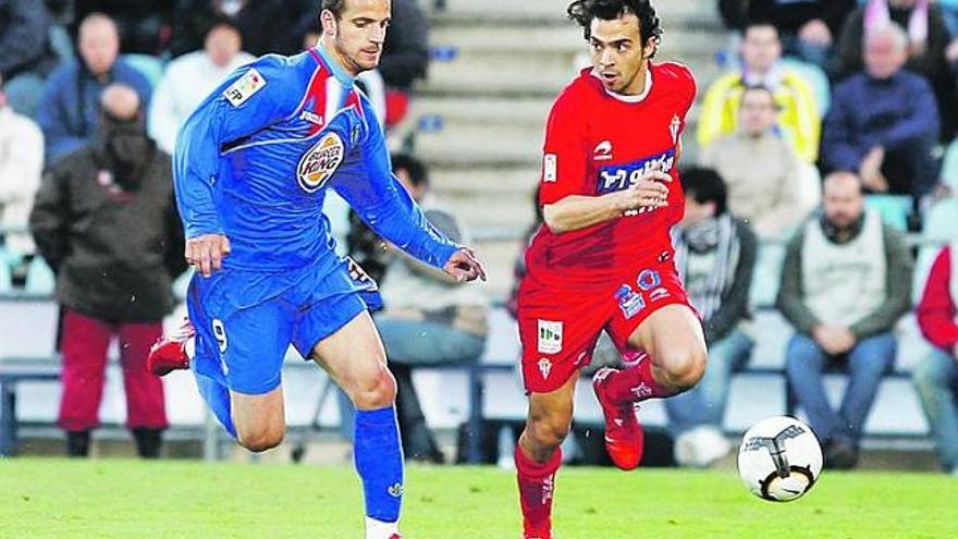 De las Cuevas y Soldado, autores de los goles, en una acción del Getafe-Sporting.