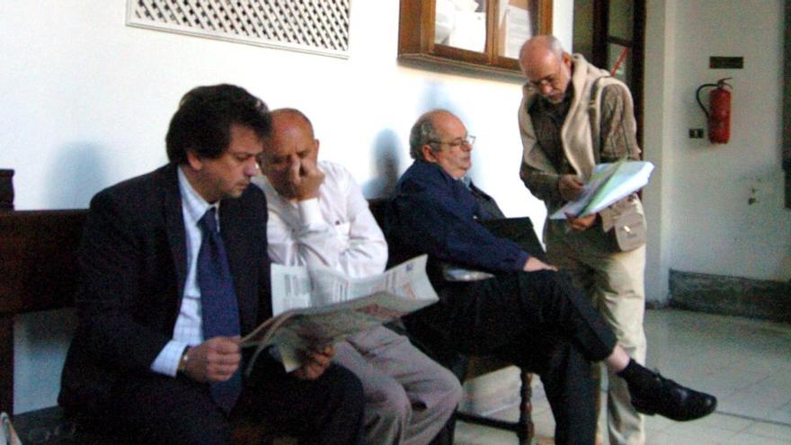 Pedro Limiñana, el tercero por la izquierda, en un juicio en 2007 junto al exalcalde de Telde, Francisco Santiago.