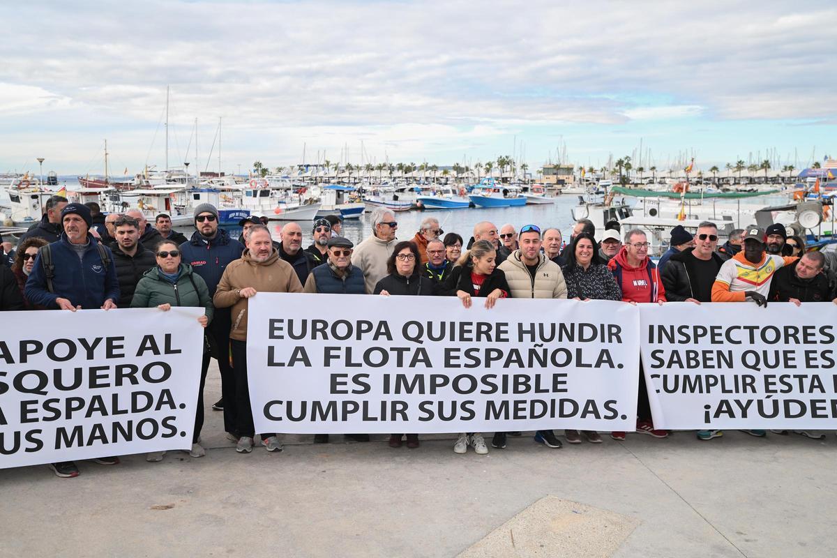 La flota pesquera alicantina amrrada contra las últimas exigencias de la Unión Europea