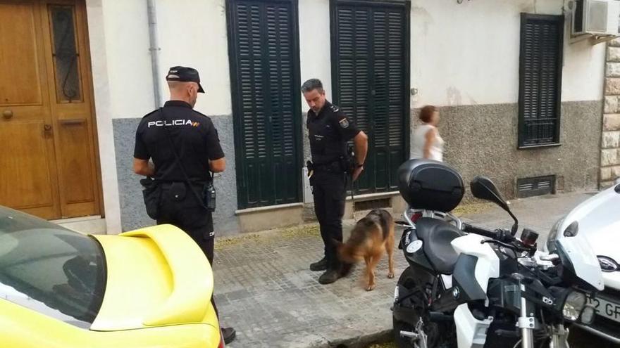 Dos policías durante el registro del inmueble donde se explotaba a las víctimas en Palma.