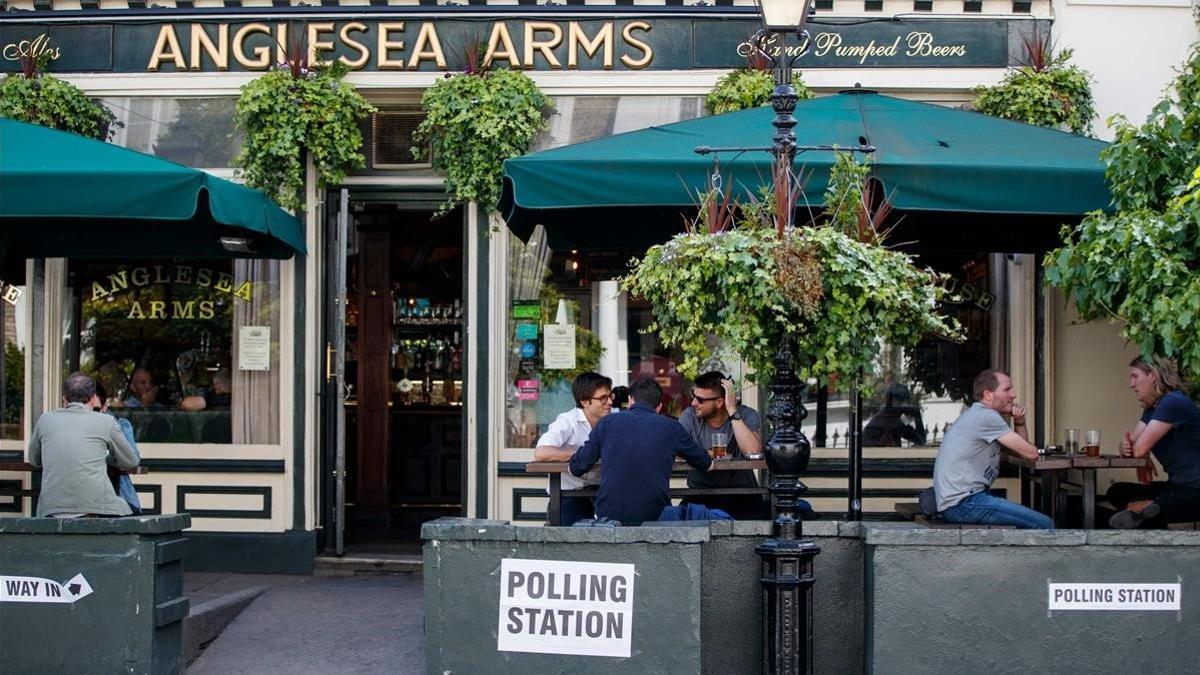 Unos clientes en la terraza de un pub de Londres convertido en local electoral para los comicios europeos, este jueves.